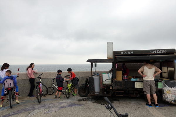 南寮漁港十七公里海岸風景區:(胖樺遊記)新竹十七公里海岸線/地中海風情南寮漁港休閒碼頭/新竹漁港,自行車道通往海天一色看海區/特色咖啡廳