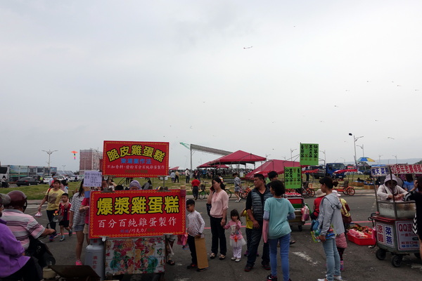 南寮漁港十七公里海岸風景區:(胖樺遊記)新竹十七公里海岸線/地中海風情南寮漁港休閒碼頭/新竹漁港,自行車道通往海天一色看海區/特色咖啡廳