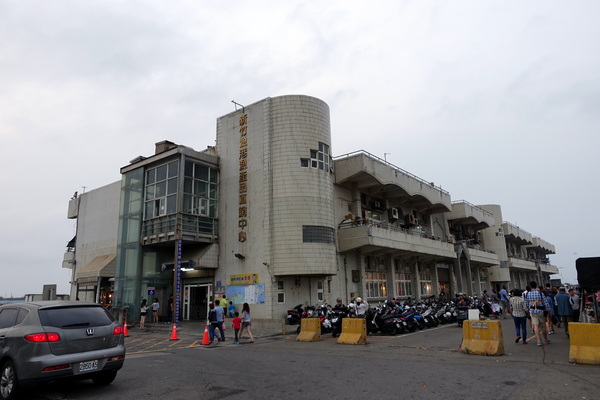 南寮漁港十七公里海岸風景區:(胖樺遊記)新竹十七公里海岸線/地中海風情南寮漁港休閒碼頭/新竹漁港,自行車道通往海天一色看海區/特色咖啡廳