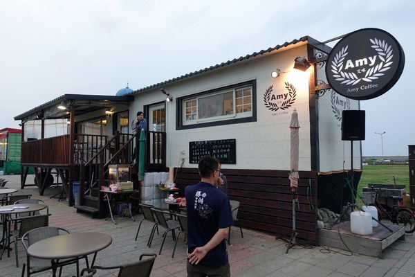 南寮漁港十七公里海岸風景區:(胖樺遊記)新竹十七公里海岸線/地中海風情南寮漁港休閒碼頭/新竹漁港,自行車道通往海天一色看海區/特色咖啡廳