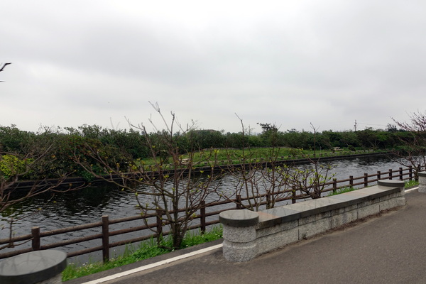 南寮漁港十七公里海岸風景區:(胖樺遊記)新竹十七公里海岸線/地中海風情南寮漁港休閒碼頭/新竹漁港,自行車道通往海天一色看海區/特色咖啡廳