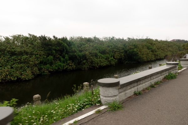 南寮漁港十七公里海岸風景區:(胖樺遊記)新竹十七公里海岸線/地中海風情南寮漁港休閒碼頭/新竹漁港,自行車道通往海天一色看海區/特色咖啡廳