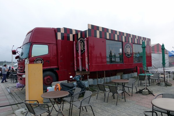 南寮漁港十七公里海岸風景區:(胖樺遊記)新竹十七公里海岸線/地中海風情南寮漁港休閒碼頭/新竹漁港,自行車道通往海天一色看海區/特色咖啡廳