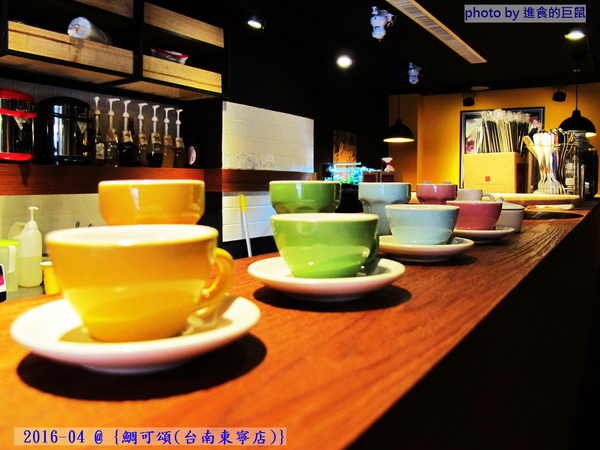 鯛可頌(台南東寧店)：（台南。東區美食）『鯛可頌(台南東寧店)』OVEN COFFEE 店中店限定。鯛魚燒＋可頌=幸福美味の鯛可頌。