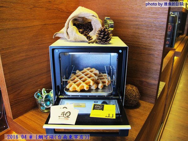 鯛可頌(台南東寧店)：（台南。東區美食）『鯛可頌(台南東寧店)』OVEN COFFEE 店中店限定。鯛魚燒＋可頌=幸福美味の鯛可頌。