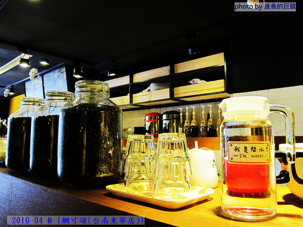 鯛可頌(台南東寧店)：（台南。東區美食）『鯛可頌(台南東寧店)』OVEN COFFEE 店中店限定。鯛魚燒＋可頌=幸福美味の鯛可頌。