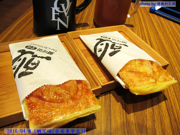 鯛可頌(台南東寧店)：（台南。東區美食）『鯛可頌(台南東寧店)』OVEN COFFEE 店中店限定。鯛魚燒＋可頌=幸福美味の鯛可頌。