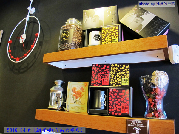 鯛可頌(台南東寧店)：（台南。東區美食）『鯛可頌(台南東寧店)』OVEN COFFEE 店中店限定。鯛魚燒＋可頌=幸福美味の鯛可頌。