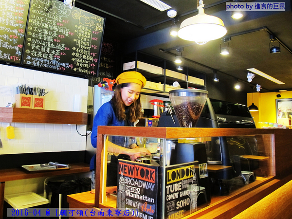 鯛可頌(台南東寧店)：（台南。東區美食）『鯛可頌(台南東寧店)』OVEN COFFEE 店中店限定。鯛魚燒＋可頌=幸福美味の鯛可頌。