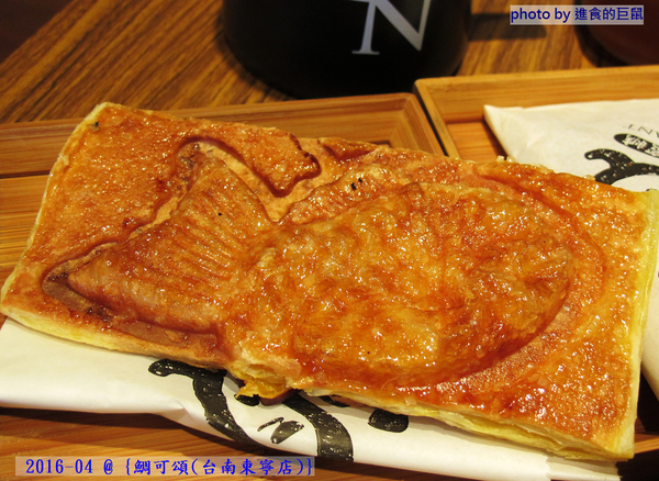 鯛可頌(台南東寧店)：（台南。東區美食）『鯛可頌(台南東寧店)』OVEN COFFEE 店中店限定。鯛魚燒＋可頌=幸福美味の鯛可頌。