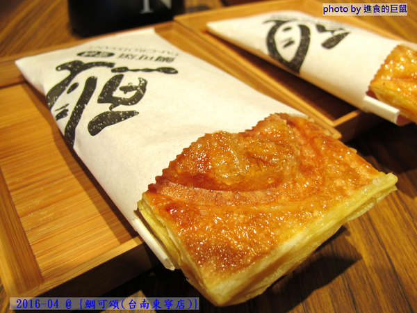 鯛可頌(台南東寧店)：（台南。東區美食）『鯛可頌(台南東寧店)』OVEN COFFEE 店中店限定。鯛魚燒＋可頌=幸福美味の鯛可頌。