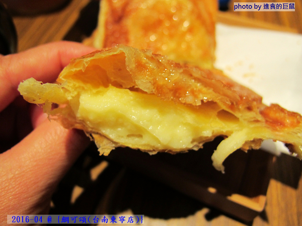 鯛可頌(台南東寧店)：（台南。東區美食）『鯛可頌(台南東寧店)』OVEN COFFEE 店中店限定。鯛魚燒＋可頌=幸福美味の鯛可頌。