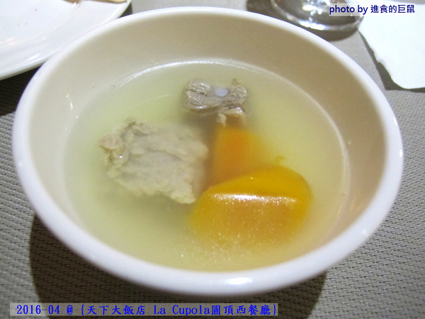 天下大飯店:(台南。中西區美食) 『天下大飯店 La Cupola圓頂西餐廳』台南在地老牌飯店。八樓圓頂西餐廳_老餐廳新菜色,提供給您最精緻美味的主餐&吃到飽沙拉吧。讓你吃巧又吃飽!