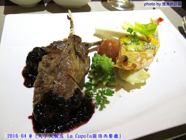 天下大飯店:(台南。中西區美食) 『天下大飯店 La Cupola圓頂西餐廳』台南在地老牌飯店。八樓圓頂西餐廳_老餐廳新菜色,提供給您最精緻美味的主餐&吃到飽沙拉吧。讓你吃巧又吃飽!