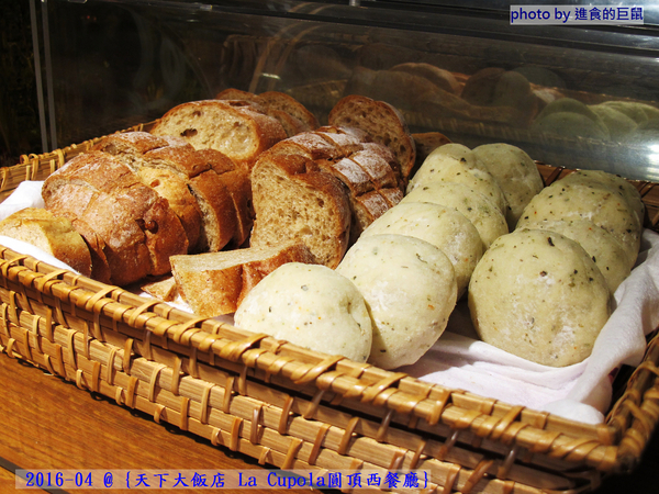 天下大飯店:(台南。中西區美食) 『天下大飯店 La Cupola圓頂西餐廳』台南在地老牌飯店。八樓圓頂西餐廳_老餐廳新菜色,提供給您最精緻美味的主餐&吃到飽沙拉吧。讓你吃巧又吃飽!