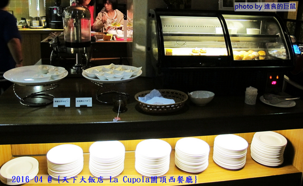 天下大飯店:(台南。中西區美食) 『天下大飯店 La Cupola圓頂西餐廳』台南在地老牌飯店。八樓圓頂西餐廳_老餐廳新菜色,提供給您最精緻美味的主餐&吃到飽沙拉吧。讓你吃巧又吃飽!