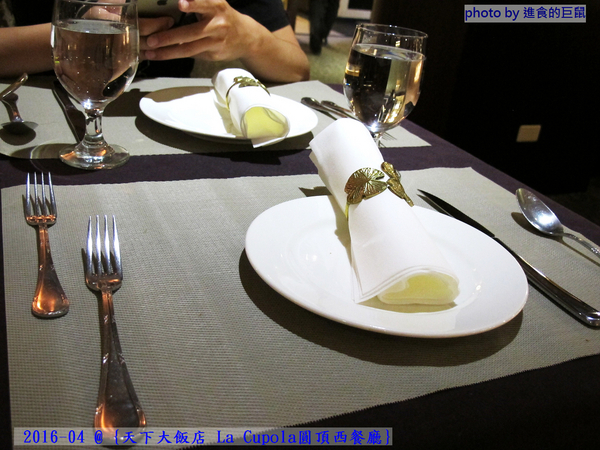 天下大飯店:(台南。中西區美食) 『天下大飯店 La Cupola圓頂西餐廳』台南在地老牌飯店。八樓圓頂西餐廳_老餐廳新菜色,提供給您最精緻美味的主餐&吃到飽沙拉吧。讓你吃巧又吃飽!
