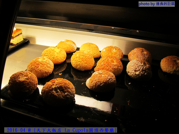 天下大飯店:(台南。中西區美食) 『天下大飯店 La Cupola圓頂西餐廳』台南在地老牌飯店。八樓圓頂西餐廳_老餐廳新菜色,提供給您最精緻美味的主餐&吃到飽沙拉吧。讓你吃巧又吃飽!