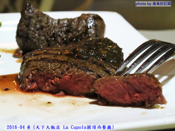 天下大飯店:(台南。中西區美食) 『天下大飯店 La Cupola圓頂西餐廳』台南在地老牌飯店。八樓圓頂西餐廳_老餐廳新菜色,提供給您最精緻美味的主餐&吃到飽沙拉吧。讓你吃巧又吃飽!