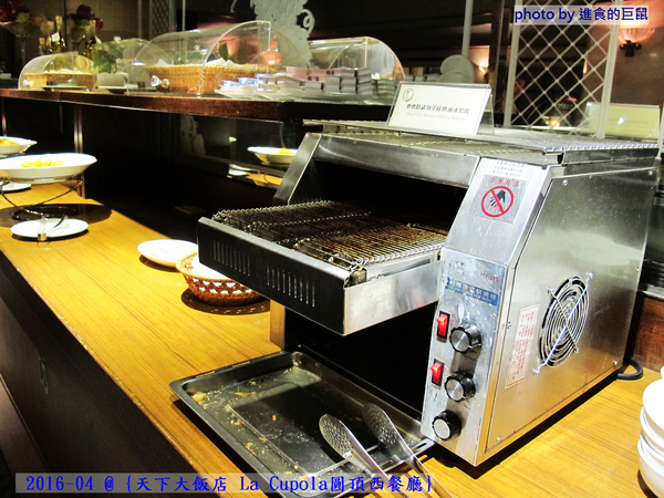 天下大飯店:(台南。中西區美食) 『天下大飯店 La Cupola圓頂西餐廳』台南在地老牌飯店。八樓圓頂西餐廳_老餐廳新菜色,提供給您最精緻美味的主餐&吃到飽沙拉吧。讓你吃巧又吃飽!