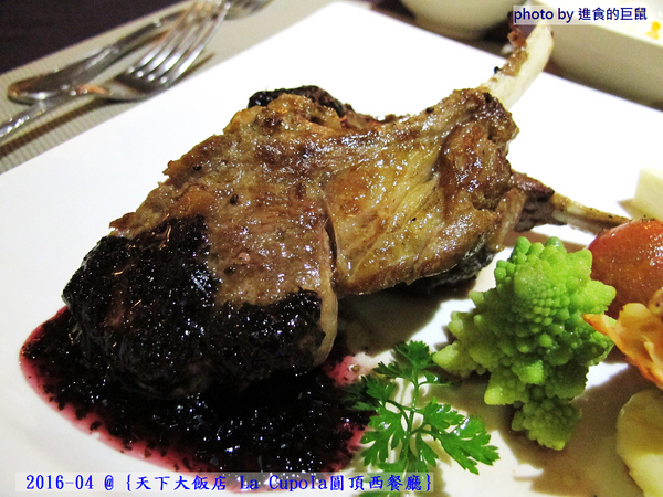 天下大飯店:(台南。中西區美食) 『天下大飯店 La Cupola圓頂西餐廳』台南在地老牌飯店。八樓圓頂西餐廳_老餐廳新菜色,提供給您最精緻美味的主餐&吃到飽沙拉吧。讓你吃巧又吃飽!