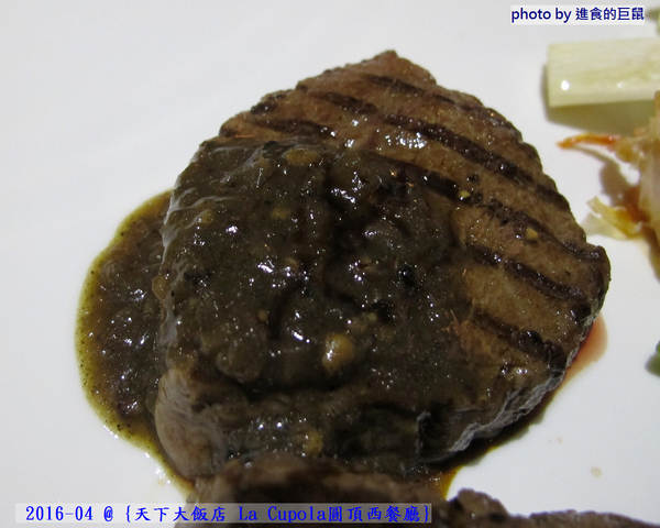 天下大飯店:(台南。中西區美食) 『天下大飯店 La Cupola圓頂西餐廳』台南在地老牌飯店。八樓圓頂西餐廳_老餐廳新菜色,提供給您最精緻美味的主餐&吃到飽沙拉吧。讓你吃巧又吃飽!