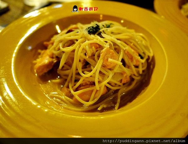 P1480375鮭魚橄欖油香蒜麵360.JPG