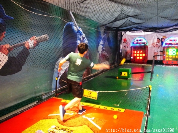 E7play一票玩到底(三多館(原:三多時尚球館)):【愛評口碑券】E7play一票玩到底(三多館)。一張門票館內運動、遊戲等多元設施玩到爽 適合家人朋友一起來同樂