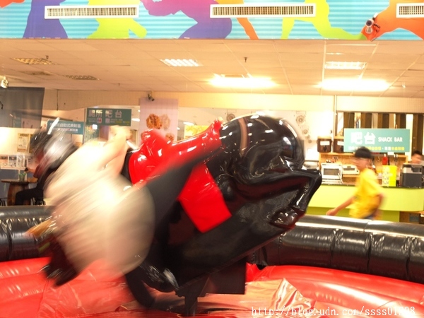 E7play一票玩到底(三多館(原:三多時尚球館)):【愛評口碑券】E7play一票玩到底(三多館)。一張門票館內運動、遊戲等多元設施玩到爽 適合家人朋友一起來同樂