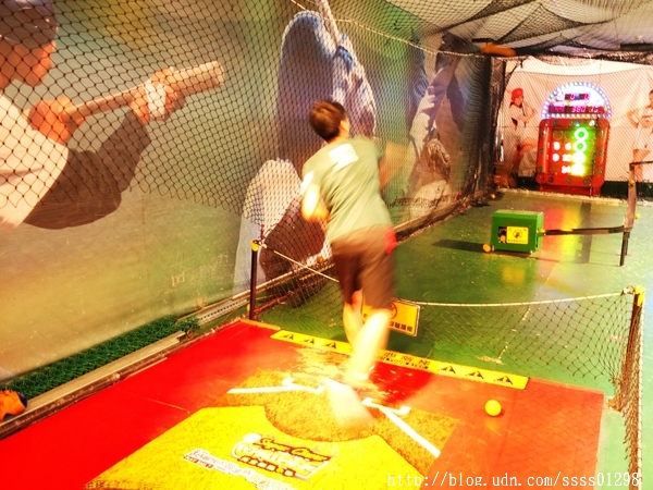 E7play一票玩到底(三多館(原:三多時尚球館)):【愛評口碑券】E7play一票玩到底(三多館)。一張門票館內運動、遊戲等多元設施玩到爽 適合家人朋友一起來同樂