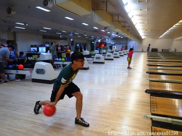 E7play一票玩到底(三多館(原:三多時尚球館)):【愛評口碑券】E7play一票玩到底(三多館)。一張門票館內運動、遊戲等多元設施玩到爽 適合家人朋友一起來同樂