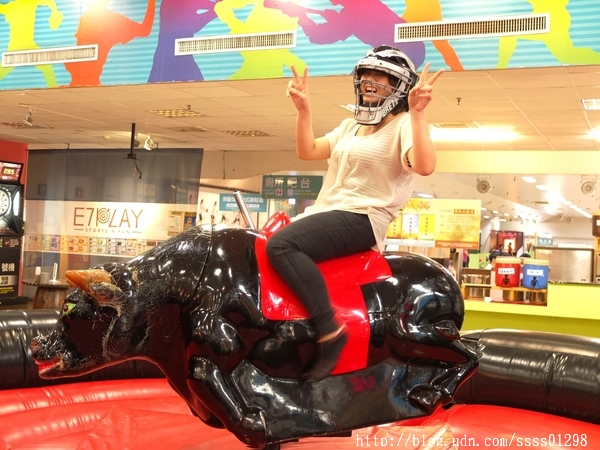 E7play一票玩到底(三多館(原:三多時尚球館)):【愛評口碑券】E7play一票玩到底(三多館)。一張門票館內運動、遊戲等多元設施玩到爽 適合家人朋友一起來同樂