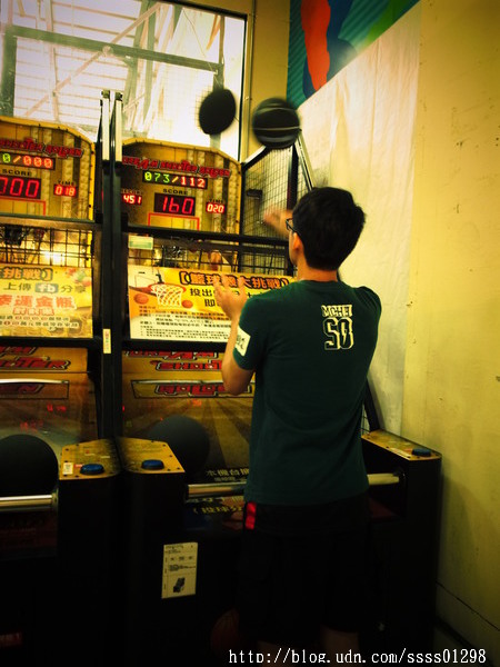 E7play一票玩到底(三多館(原:三多時尚球館)):【愛評口碑券】E7play一票玩到底(三多館)。一張門票館內運動、遊戲等多元設施玩到爽 適合家人朋友一起來同樂