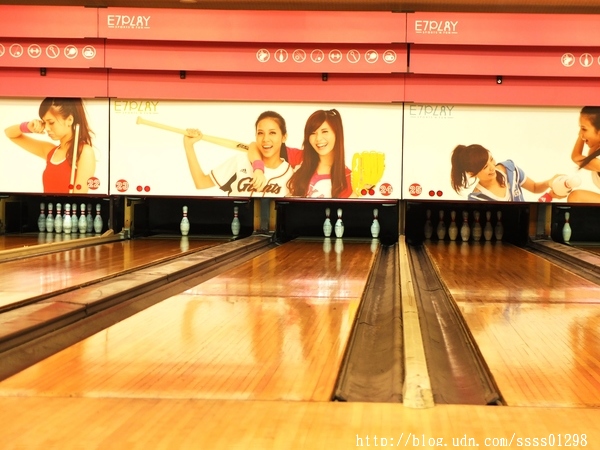 E7play一票玩到底(三多館(原:三多時尚球館)):【愛評口碑券】E7play一票玩到底(三多館)。一張門票館內運動、遊戲等多元設施玩到爽 適合家人朋友一起來同樂