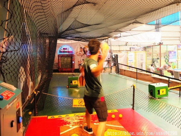 E7play一票玩到底(三多館(原:三多時尚球館)):【愛評口碑券】E7play一票玩到底(三多館)。一張門票館內運動、遊戲等多元設施玩到爽 適合家人朋友一起來同樂