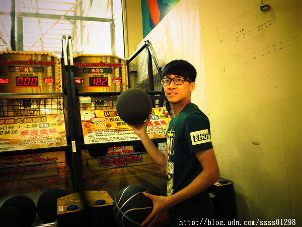 E7play一票玩到底(三多館(原:三多時尚球館)):【愛評口碑券】E7play一票玩到底(三多館)。一張門票館內運動、遊戲等多元設施玩到爽 適合家人朋友一起來同樂