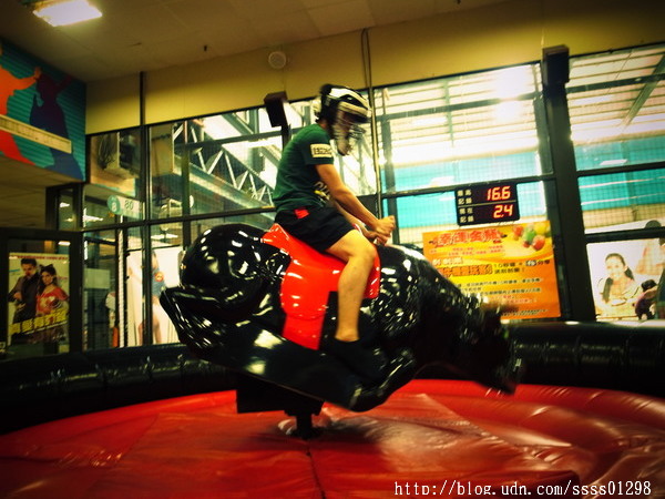 E7play一票玩到底(三多館(原:三多時尚球館)):【愛評口碑券】E7play一票玩到底(三多館)。一張門票館內運動、遊戲等多元設施玩到爽 適合家人朋友一起來同樂