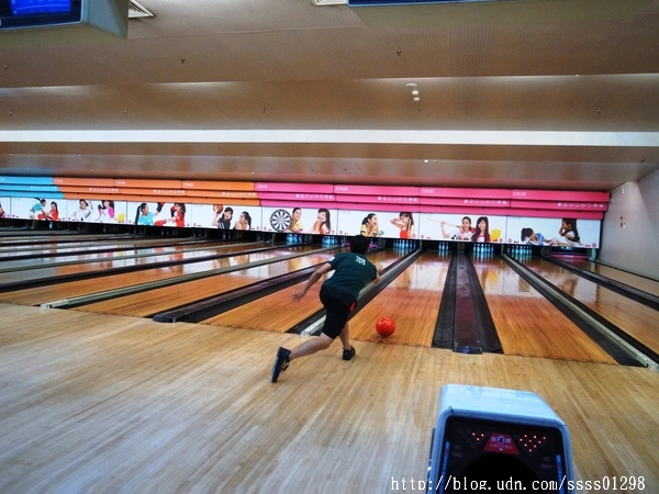 E7play一票玩到底(三多館(原:三多時尚球館)):【愛評口碑券】E7play一票玩到底(三多館)。一張門票館內運動、遊戲等多元設施玩到爽 適合家人朋友一起來同樂