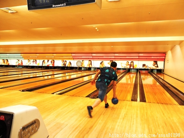 E7play一票玩到底(三多館(原:三多時尚球館)):【愛評口碑券】E7play一票玩到底(三多館)。一張門票館內運動、遊戲等多元設施玩到爽 適合家人朋友一起來同樂