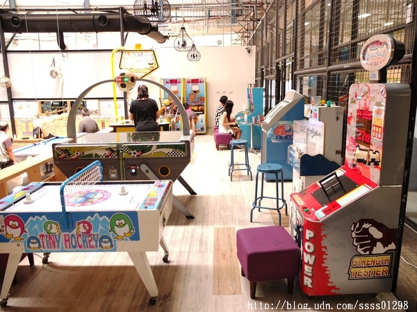 E7play一票玩到底(三多館(原:三多時尚球館)):【愛評口碑券】E7play一票玩到底(三多館)。一張門票館內運動、遊戲等多元設施玩到爽 適合家人朋友一起來同樂