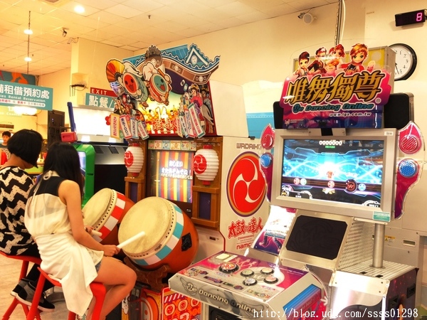 E7play一票玩到底(三多館(原:三多時尚球館)):【愛評口碑券】E7play一票玩到底(三多館)。一張門票館內運動、遊戲等多元設施玩到爽 適合家人朋友一起來同樂