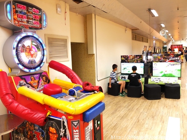 E7play一票玩到底(三多館(原:三多時尚球館)):【愛評口碑券】E7play一票玩到底(三多館)。一張門票館內運動、遊戲等多元設施玩到爽 適合家人朋友一起來同樂