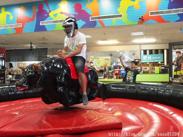 E7play一票玩到底(三多館(原:三多時尚球館)):【愛評口碑券】E7play一票玩到底(三多館)。一張門票館內運動、遊戲等多元設施玩到爽 適合家人朋友一起來同樂