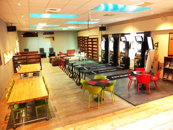 E7play一票玩到底(三多館(原:三多時尚球館)):【愛評口碑券】E7play一票玩到底(三多館)。一張門票館內運動、遊戲等多元設施玩到爽 適合家人朋友一起來同樂