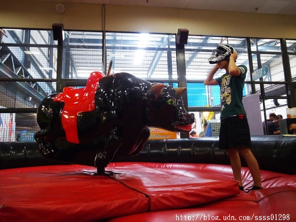 E7play一票玩到底(三多館(原:三多時尚球館)):【愛評口碑券】E7play一票玩到底(三多館)。一張門票館內運動、遊戲等多元設施玩到爽 適合家人朋友一起來同樂