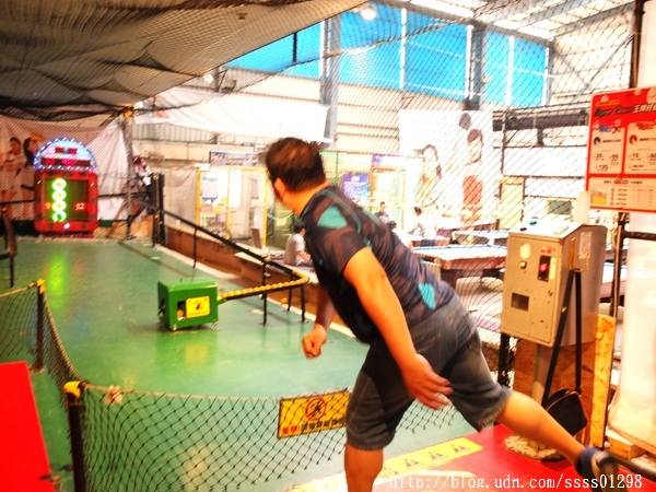 E7play一票玩到底(三多館(原:三多時尚球館)):【愛評口碑券】E7play一票玩到底(三多館)。一張門票館內運動、遊戲等多元設施玩到爽 適合家人朋友一起來同樂