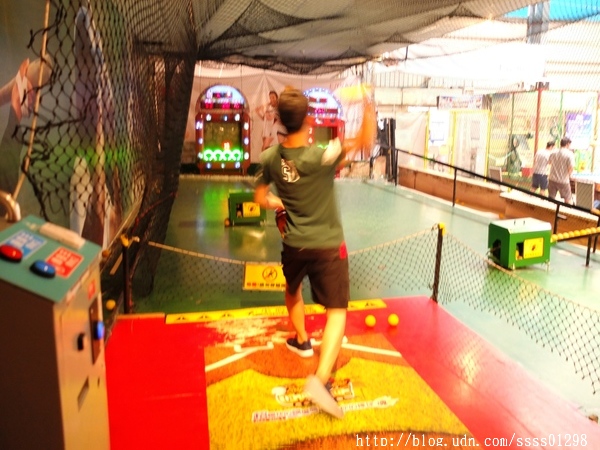 E7play一票玩到底(三多館(原:三多時尚球館)):【愛評口碑券】E7play一票玩到底(三多館)。一張門票館內運動、遊戲等多元設施玩到爽 適合家人朋友一起來同樂