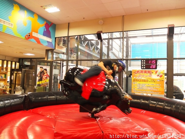 E7play一票玩到底(三多館(原:三多時尚球館)):【愛評口碑券】E7play一票玩到底(三多館)。一張門票館內運動、遊戲等多元設施玩到爽 適合家人朋友一起來同樂