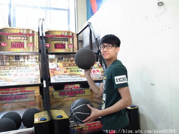 E7play一票玩到底(三多館(原:三多時尚球館)):【愛評口碑券】E7play一票玩到底(三多館)。一張門票館內運動、遊戲等多元設施玩到爽 適合家人朋友一起來同樂