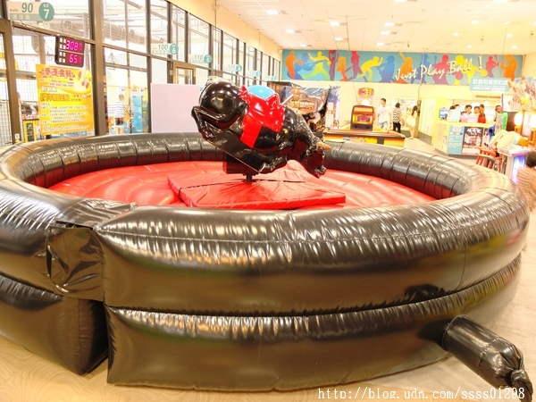 E7play一票玩到底(三多館(原:三多時尚球館)):【愛評口碑券】E7play一票玩到底(三多館)。一張門票館內運動、遊戲等多元設施玩到爽 適合家人朋友一起來同樂